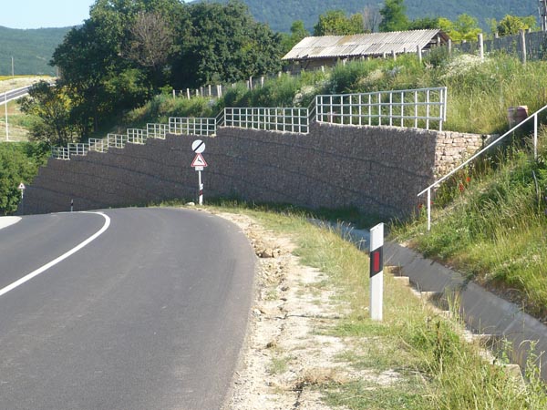 Gabion retaining wall in Hosszuheteny